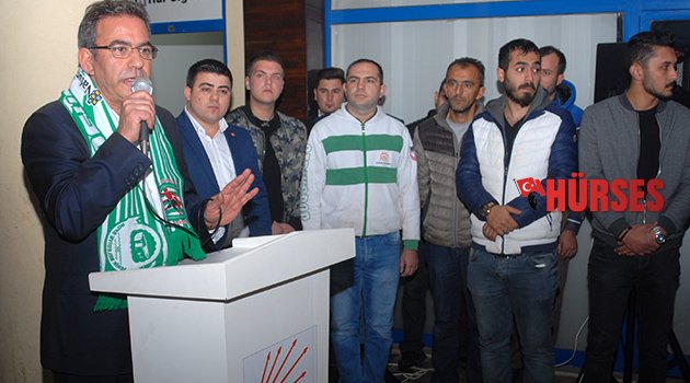 Budak, gençlere rozet taktı