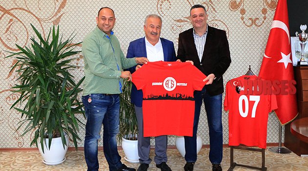 BÜYÜK ANTALYASPOR’DAN BAŞKAN ŞAHİN’E HEDİYE