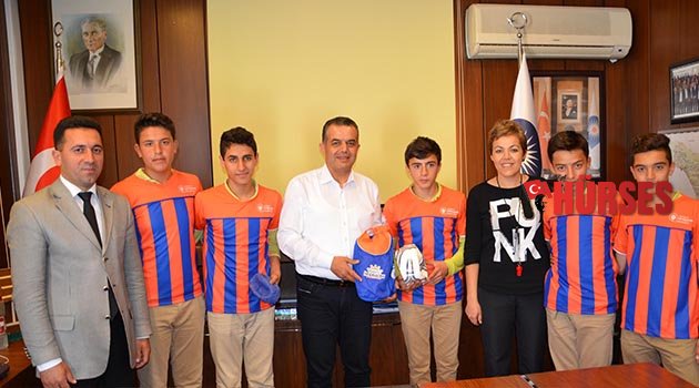 BÜYÜKŞEHİRDEN SPOR MALZEMESİ YARDIMI