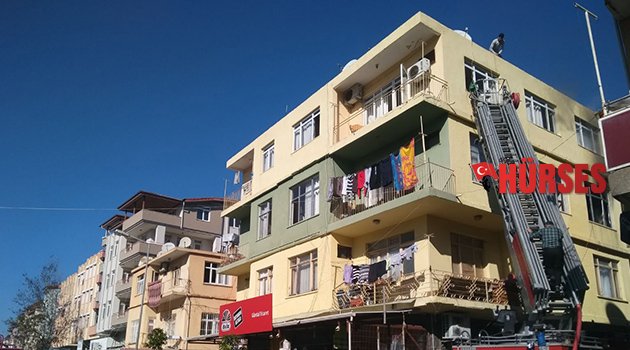Çakmakla oynarken yangın çıkardı