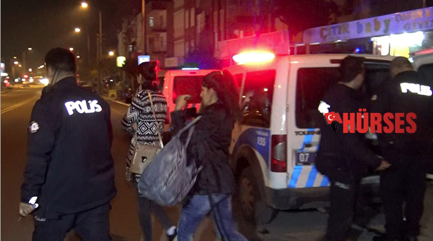 Çaldıkları altınları yola attılar