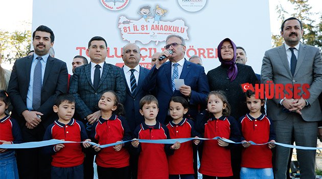 Canlı bağlantıyla okul açılışı yaptı