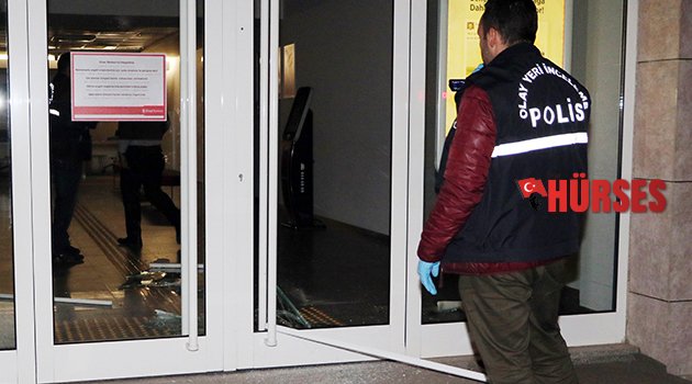 CEZAEVİNE GİRMEK İÇİN BANKAYI TAŞLAYIP CAM KAPIYI KIRDI