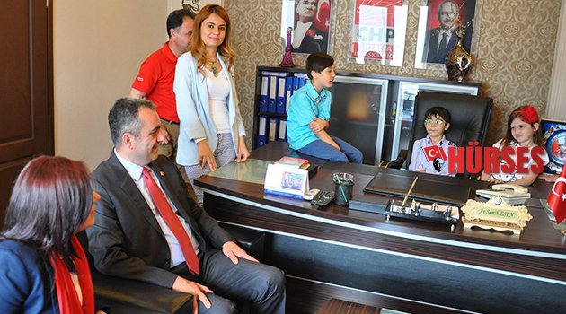 CHP’DE KOLTUKLARA ÇOCUKLAR OTURDU