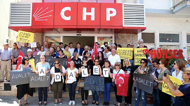 CHP'LİLERDEN PROTESTO