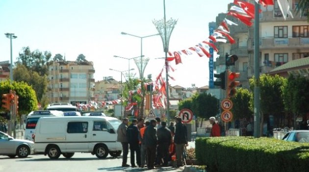 Çiçekleri Sulayan Belediye Görevlisine Kamyonet Çarptı