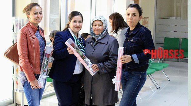 CLK, KADINLARI ÇİÇEKLERLE KARŞILADI