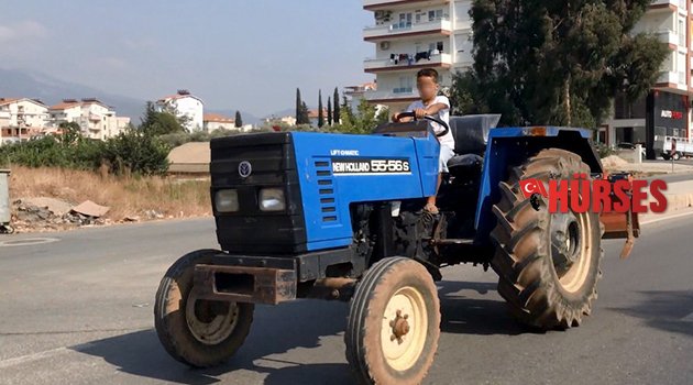Çocuk traktör şoförü yürekleri ağza getirdi
