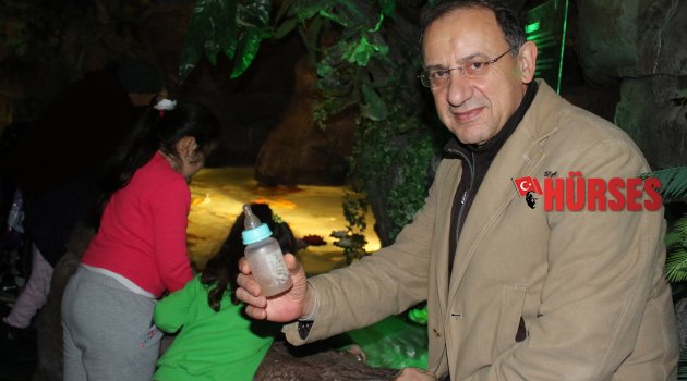 ÇOCUKLAR BALIKLARI BİBERONLA BESLİYOR