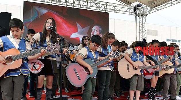 ÇOCUKLAR ÇALACAK ANNE VE BABALAR SÖYLEYECEK