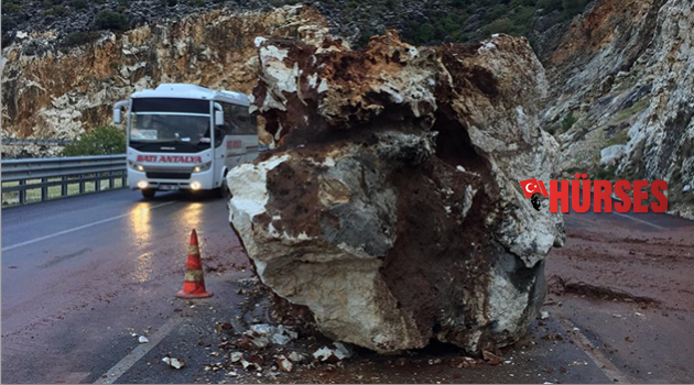 Demre- Kaş karayoluna kaya düştü