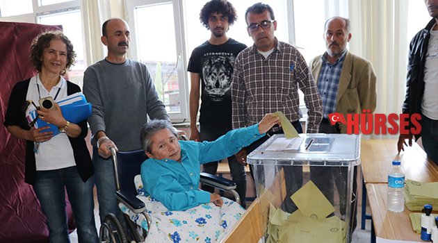 DOĞUŞTAN KAS HASTASI SEÇMEN TEKERLEKLİ SANDALYESİ İLE OY KULLANMAYA GİTTİ