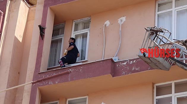 Düşmek üzere olan kedi kurtarıldı