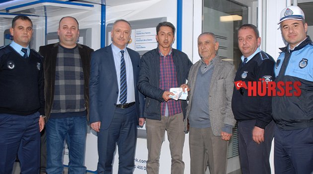 Düşürdüğü parayı kuzeni buldu