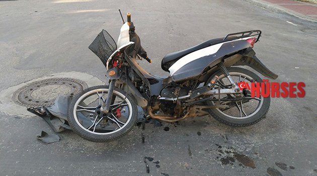 Elektrikli bisiklet otomobile çarptı