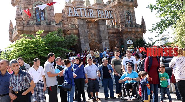 ENGELLERİ LUNAPARKTA AŞTILAR