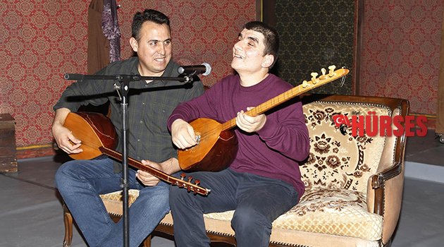 ENGELLİ GENCİN SAHNE HAYALİ