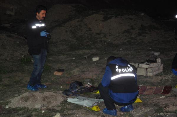 Eskişehir'de Cesedi Bulunan Yeni Doğmuş Bebeğin 8 Yerinden Bıçaklandığı Ortaya Çıktı