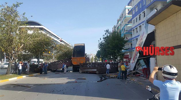 FACİAYA KIL PAYI: KAMYON ÜST GEÇİDİ YIKTI