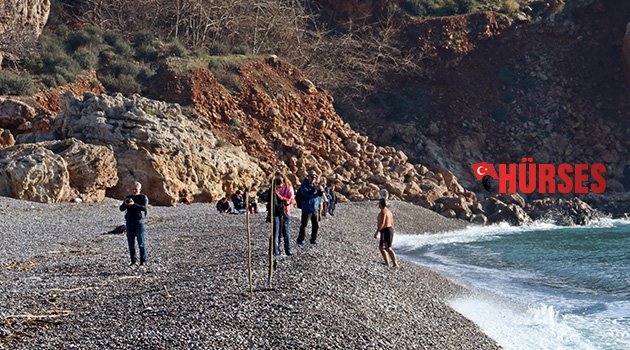 Felaketin ardından güneşi görenler denize koştu