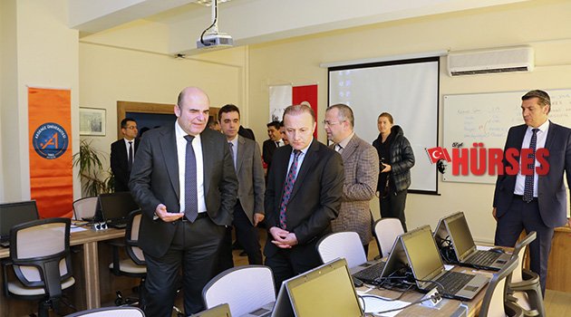 Finans laboratuvarı öğrencilerin hizmetinde