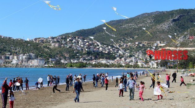 FİNİKE'DE UÇURTMA ŞENLİĞİ