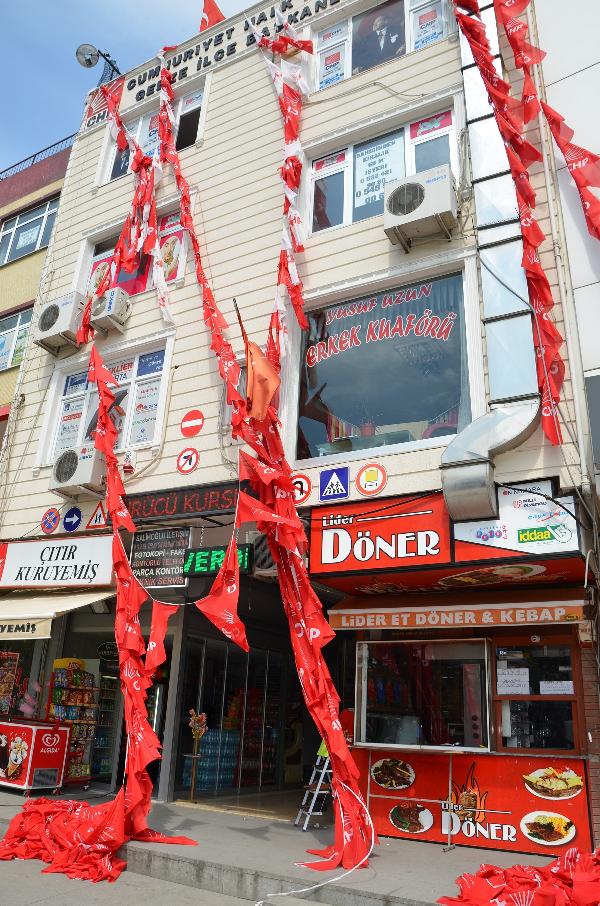 Gebze'de Chp Bayraklarının İpleri Kesildi