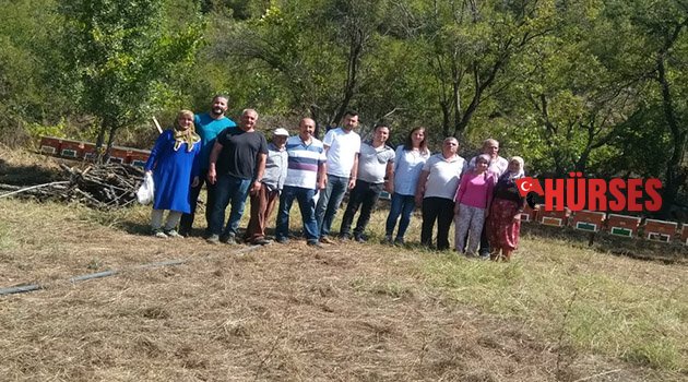 Genç kadın çiftçiye arılı arı kovanı