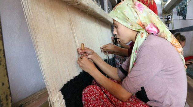 Genç kızların yaptığı kıl halılara Arap ülkelerinden talep yağıyor