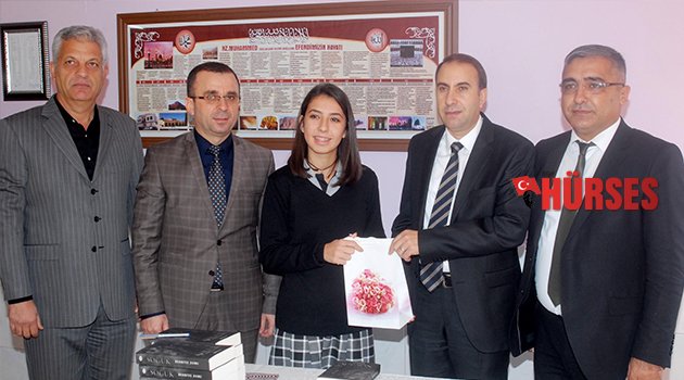 GENÇ YAZAR KİTABINI TANITTI