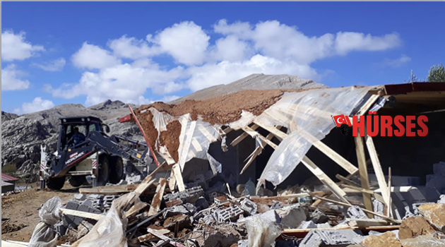 Göktepe'deki kaçak yapılar yıkılıyor