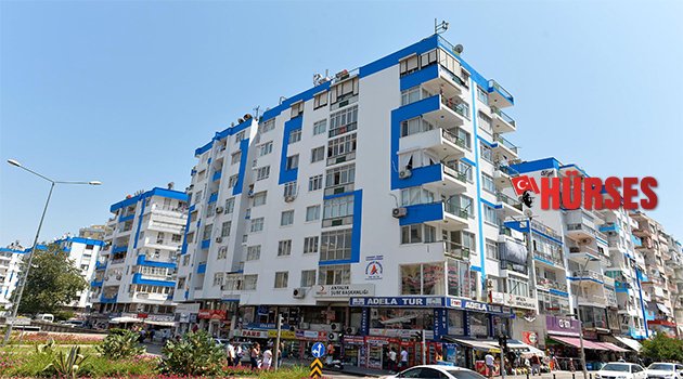 GÜLLÜK CADDESİ'NDE BİNALAR BOYANIYOR