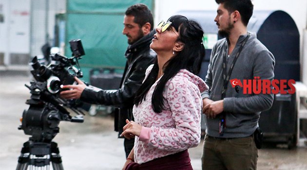 HANDE YENER, YÖNETMENLİĞE SOYUNDU