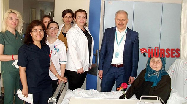 HASTALARA ÇİÇEK VERDİLER