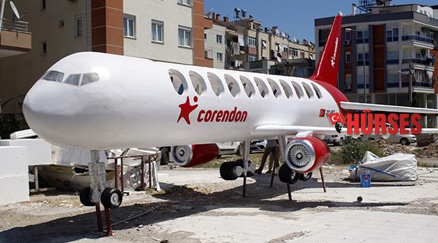 Havalimanına 11 metrelik oyuncak uçak