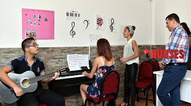 HAYATA MÜZİKLE TUTUNUYORLAR