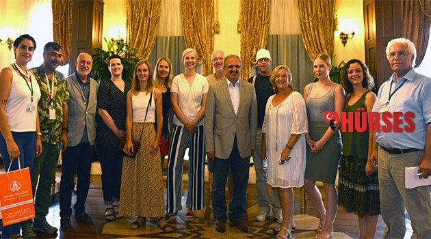 Hollandalı gazetecilere Antalya’yı anlattı