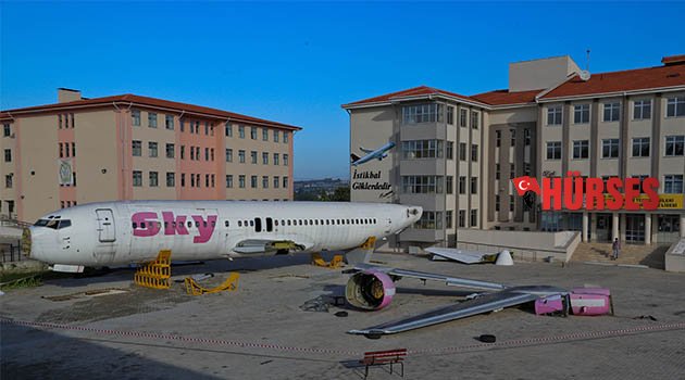 Hurdaya ayrılan uçak liseye bağışlandı