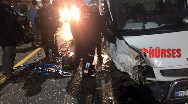 İki kamyonet çarpıştı