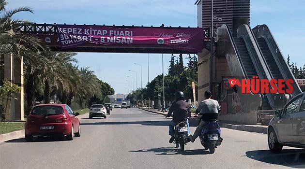 İki motosikletlinin yoldaki ilginç görüntüsü
