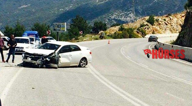 İKİ OTOMOBİL ÇARPIŞTI