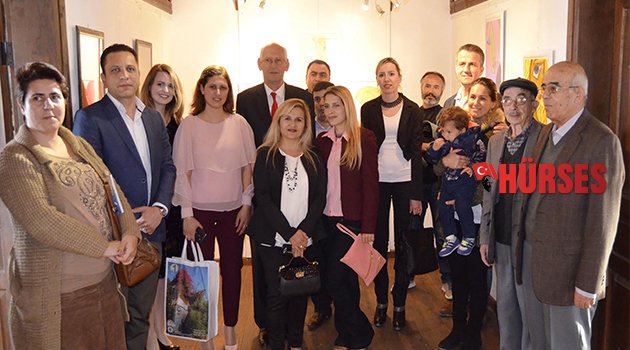 İLK SERGİSİNİ KAŞ'TA AÇTI
