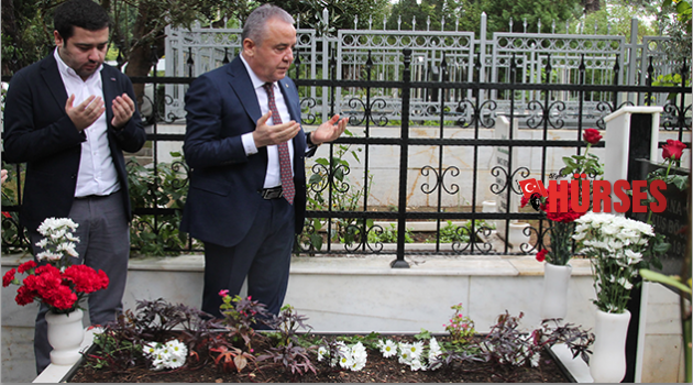 İlk ziyaret anne ve babasının mezarına