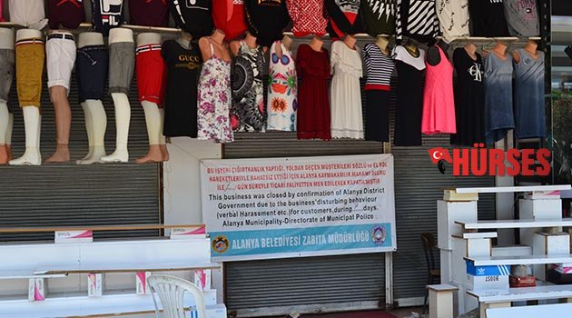 İngilizce pankartlı ifşa