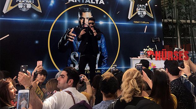İRANLI ŞARKICI SASY HAYRANLARIYLA BULUŞTU