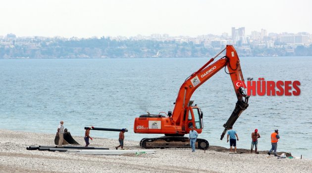 İŞ MAKİNELERİ SAHİLE GİRDİ