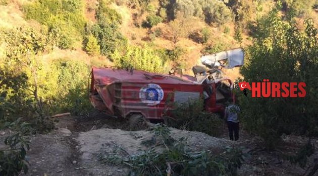 İTFAİYE ARACI UÇURUMA YUVARLANDI: 2 ÖLÜ, 1 YARALI