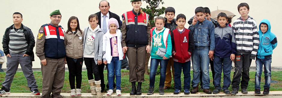 Jandarma Çocukları Tiyatroya Götürdü