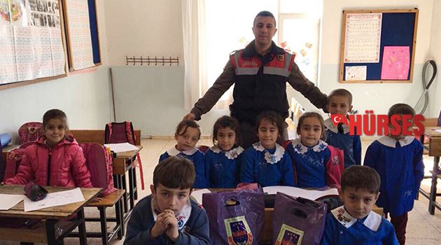 Jandarmadan öğrencilere hediye