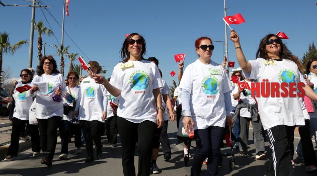 KADINLAR İZMİR MARŞI’NI SÖYLEDİ